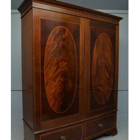 Mit Intarsien verzierter Mahagoni-Kleiderschrank