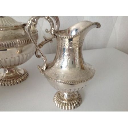 Großes verziertes viktorianisches versilbertes Teeservice - um 1870