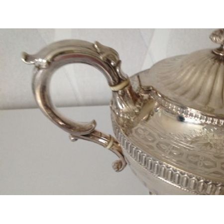 Großes verziertes viktorianisches versilbertes Teeservice - um 1870