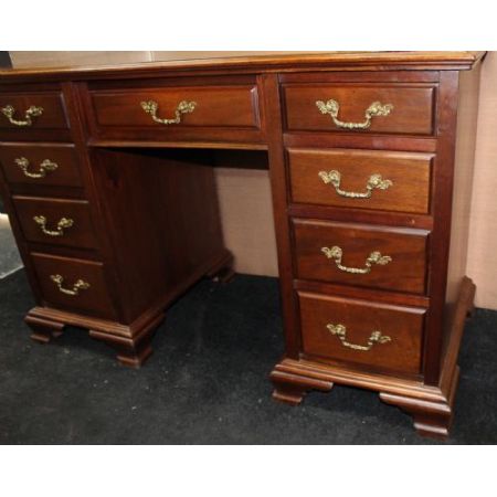 Antiker edwardianischer Pedestal Desk / Schreibtisch aus Nussbaum mit Messinggriffen, ca 1890