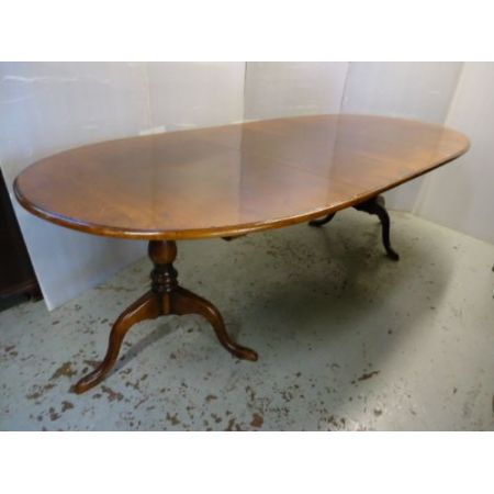 ovaler Ausziehtisch aus Eichenholz