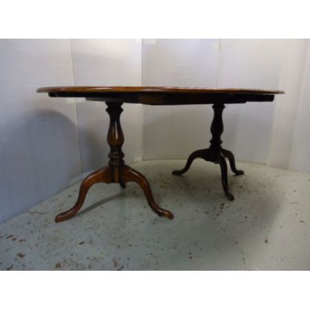 ovaler Ausziehtisch aus Eichenholz