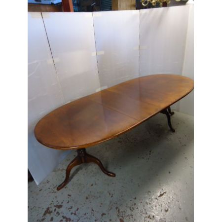 ovaler Ausziehtisch aus Eichenholz