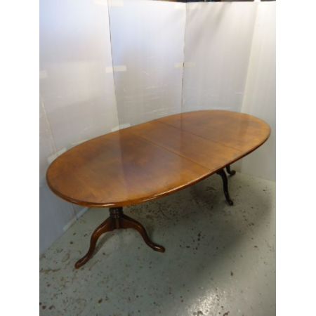 ovaler Ausziehtisch aus Eichenholz