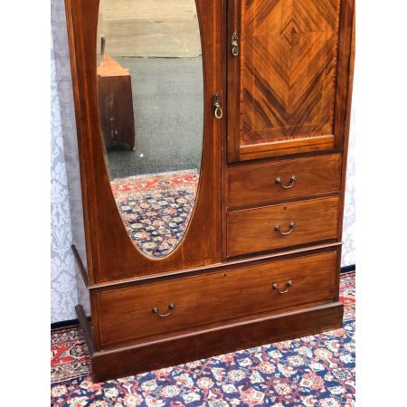 Antiker Massivholzschrank aus Mahagoni-Holz viktorianisch