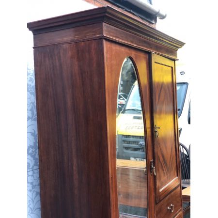 Antiker Massivholzschrank aus Mahagoni-Holz viktorianisch