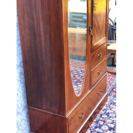 Antiker Massivholzschrank aus Mahagoni-Holz viktorianisch