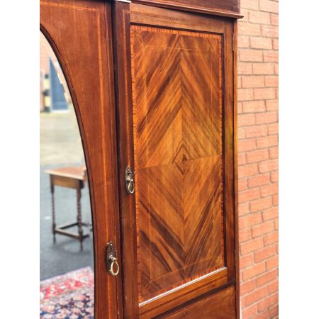 Antiker Massivholzschrank aus Mahagoni-Holz viktorianisch