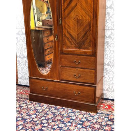 Antiker Massivholzschrank aus Mahagoni-Holz viktorianisch