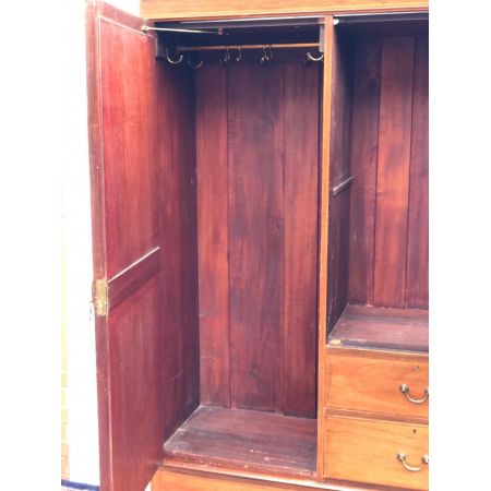 Antiker Massivholzschrank aus Mahagoni-Holz viktorianisch