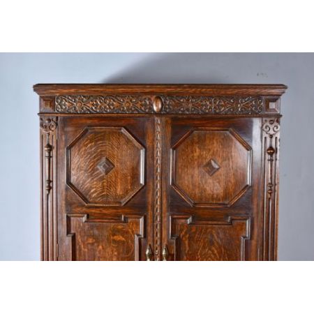 antiker zweitüriger Kleiderschrankaus Eichenholz massiv  im  jacobeanischen Stil