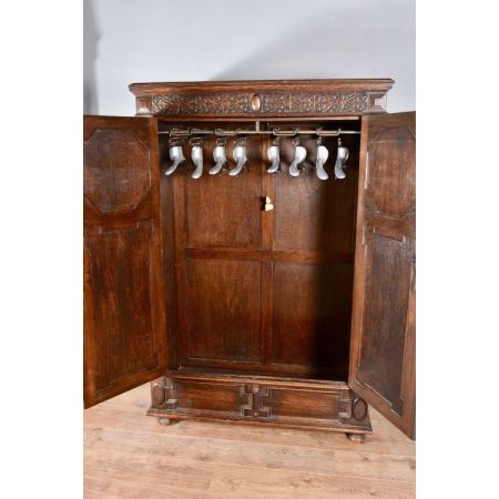 antiker zweitüriger Kleiderschrankaus Eichenholz massiv  im  jacobeanischen Stil