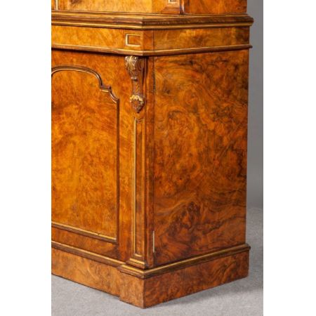 Antikes  Bücherregal aus Nussbaum und vergoldetem Holz