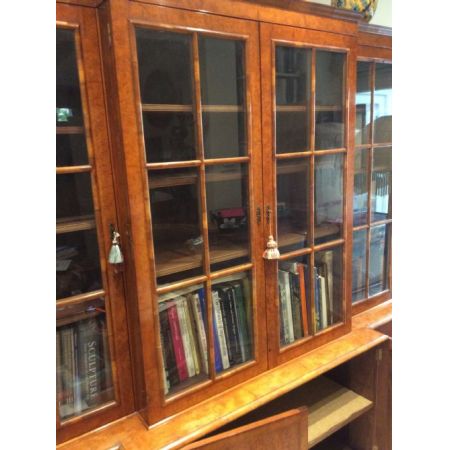 antiker Bücherschrank aus Walnussholz im georgianischen Stil