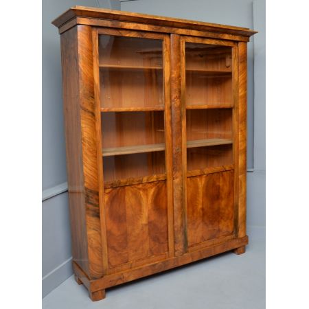 Auffälliges Paar Biedermeier-Bücherregale aus Walnussholz