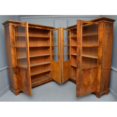 Auffälliges Paar Biedermeier-Bücherregale aus Walnussholz