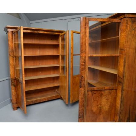 Auffälliges Paar Biedermeier-Bücherregale aus Walnussholz
