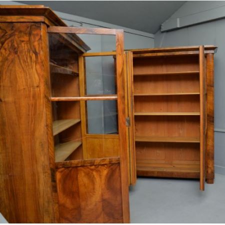 Auffälliges Paar Biedermeier-Bücherregale aus Walnussholz