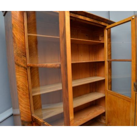 Auffälliges Paar Biedermeier-Bücherregale aus Walnussholz