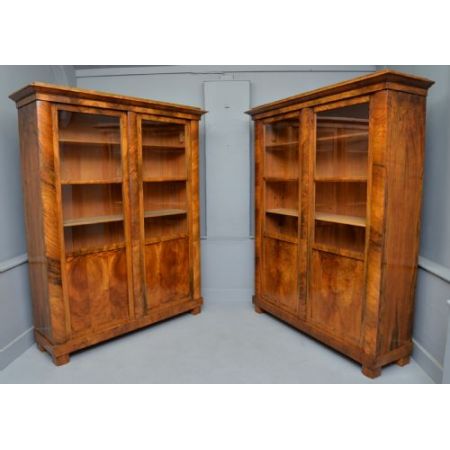 Auffälliges Paar Biedermeier-Bücherregale aus Walnussholz