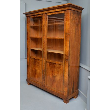 Auffälliges Paar Biedermeier-Bücherregale aus Walnussholz