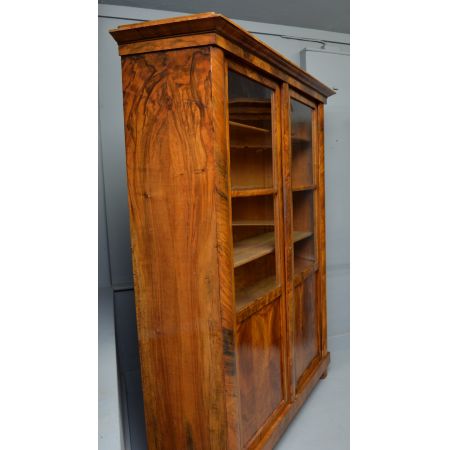 Auffälliges Paar Biedermeier-Bücherregale aus Walnussholz