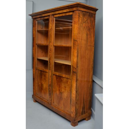 Auffälliges Paar Biedermeier-Bücherregale aus Walnussholz