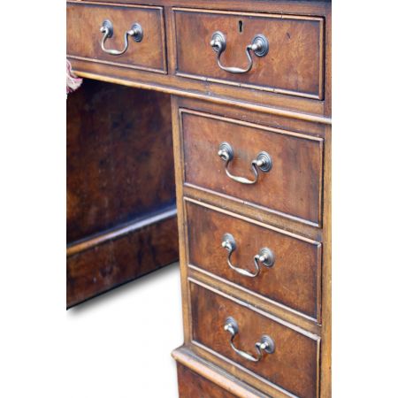 Klassischer Nussbaum Schreibtisch Massivholz antik ca 1920