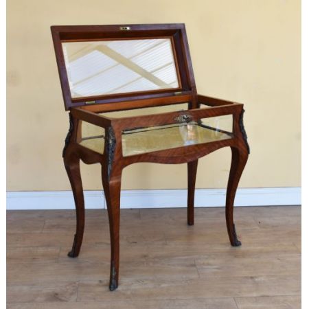 Antiker viktorianischer Vitrinen Tisch / Display Table / Bijouterie Table aus Nussbaum, ca 1860