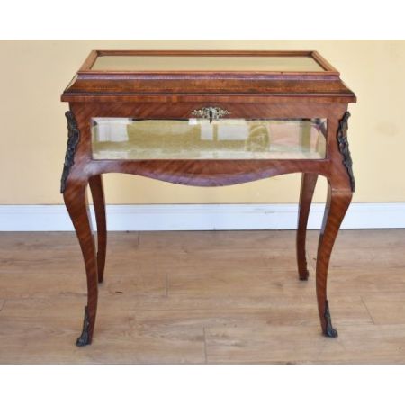 Antiker viktorianischer Vitrinen Tisch / Display Table / Bijouterie Table aus Nussbaum, ca 1860