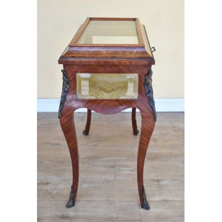 Antiker viktorianischer Vitrinen Tisch / Display Table / Bijouterie Table aus Nussbaum, ca 1860