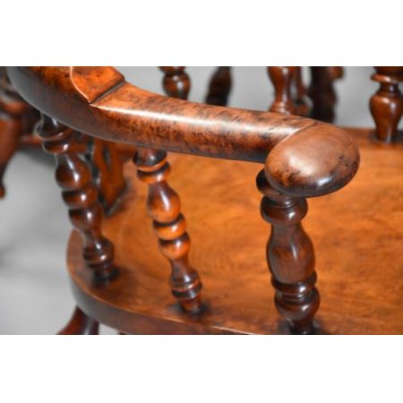 seltenes Set aus 8 antiken Windsor-Sesseln mit breitem Rücken und hoher Rückenlehne und hervorragender Patina