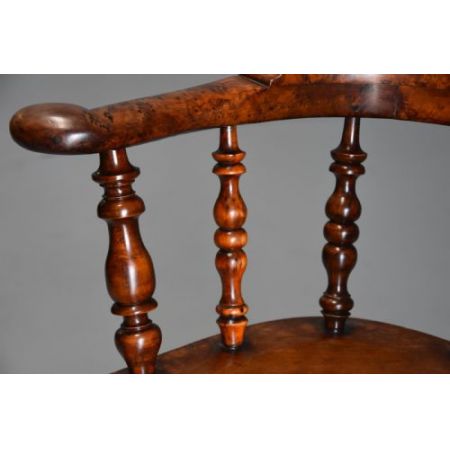 seltenes Set aus 8 antiken Windsor-Sesseln mit breitem Rücken und hoher Rückenlehne und hervorragender Patina