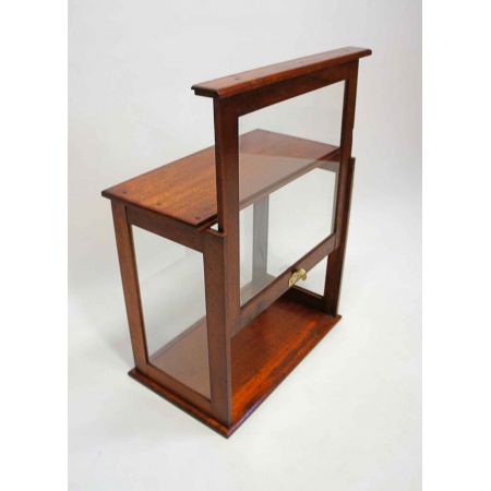 antike verglaste Tischvitrine, glasierte Oberfläche,  aus dem frühen 20. Jahrhundert