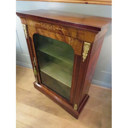 Antiker Nussbaumvitrinenschrank mit Intarsien und Satinholzdetails, 19. Jahrhundert