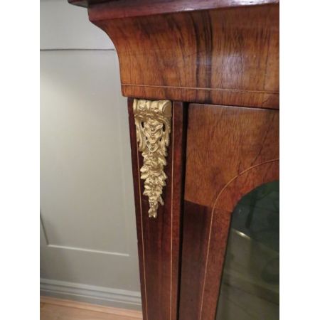 Antiker Nussbaumvitrinenschrank mit Intarsien und Satinholzdetails, 19. Jahrhundert