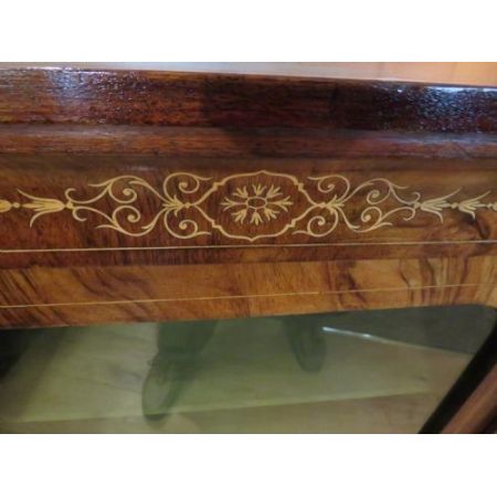 Antiker Nussbaumvitrinenschrank mit Intarsien und Satinholzdetails, 19. Jahrhundert