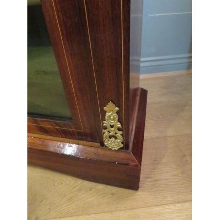 Antiker Nussbaumvitrinenschrank mit Intarsien und Satinholzdetails, 19. Jahrhundert