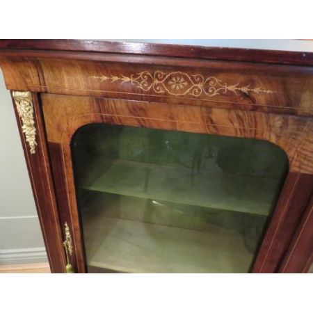 Antiker Nussbaumvitrinenschrank mit Intarsien und Satinholzdetails, 19. Jahrhundert