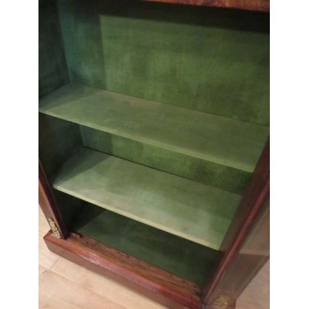 Antiker Nussbaumvitrinenschrank mit Intarsien und Satinholzdetails, 19. Jahrhundert