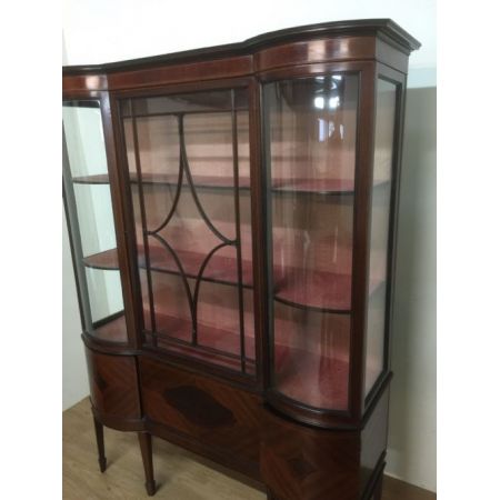 Antike Mahagoni-Vitrine auf sich verjüngenden Beinen um 1910