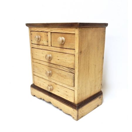 Kleine Kommode antik mit kontrastfarbenen Hölzern, hauptsächlich Kiefer, Eichenknöpfe, aus dem 19. Jahrhundert