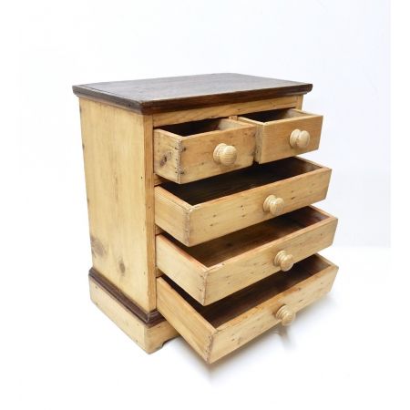 Kleine Kommode antik mit kontrastfarbenen Hölzern, hauptsächlich Kiefer, Eichenknöpfe, aus dem 19. Jahrhundert