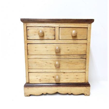 Kleine Kommode antik mit kontrastfarbenen Hölzern, hauptsächlich Kiefer, Eichenknöpfe, aus dem 19. Jahrhundert