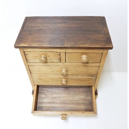 Kleine Kommode antik mit kontrastfarbenen Hölzern, hauptsächlich Kiefer, Eichenknöpfe, aus dem 19. Jahrhundert