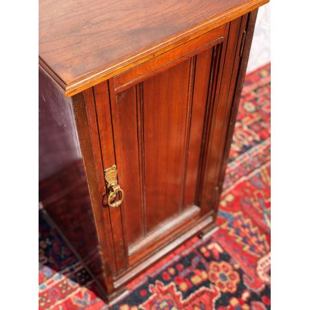 Antiker viktorianischer Mahagoninachttisch