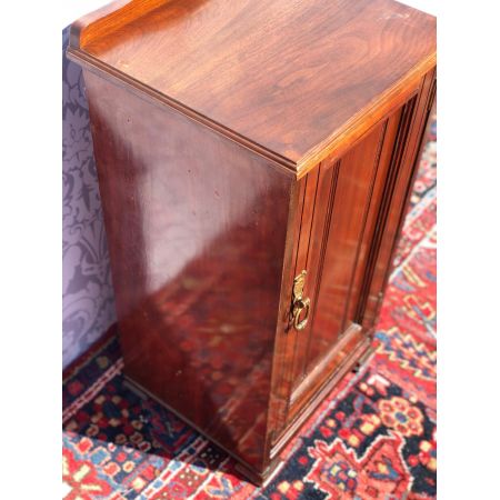 Antiker viktorianischer Mahagoninachttisch