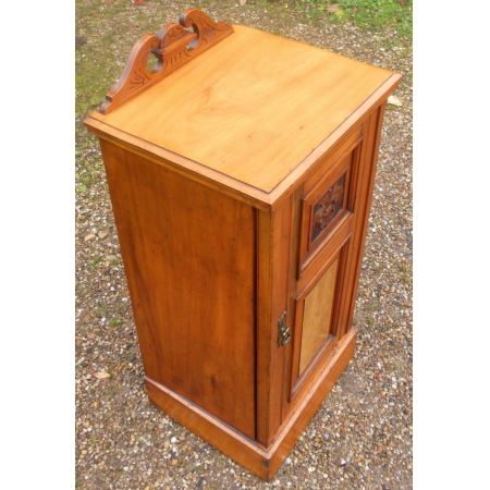 Antiker edwardianischer Nachttisch aus satiniertem Nussbaumholz