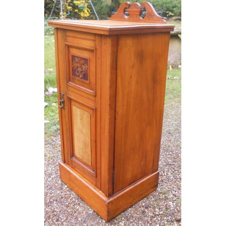 Antiker edwardianischer Nachttisch aus satiniertem Nussbaumholz