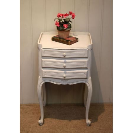 Antiker französischer kleiner Nachttisch, weiß lackiert, von 1920